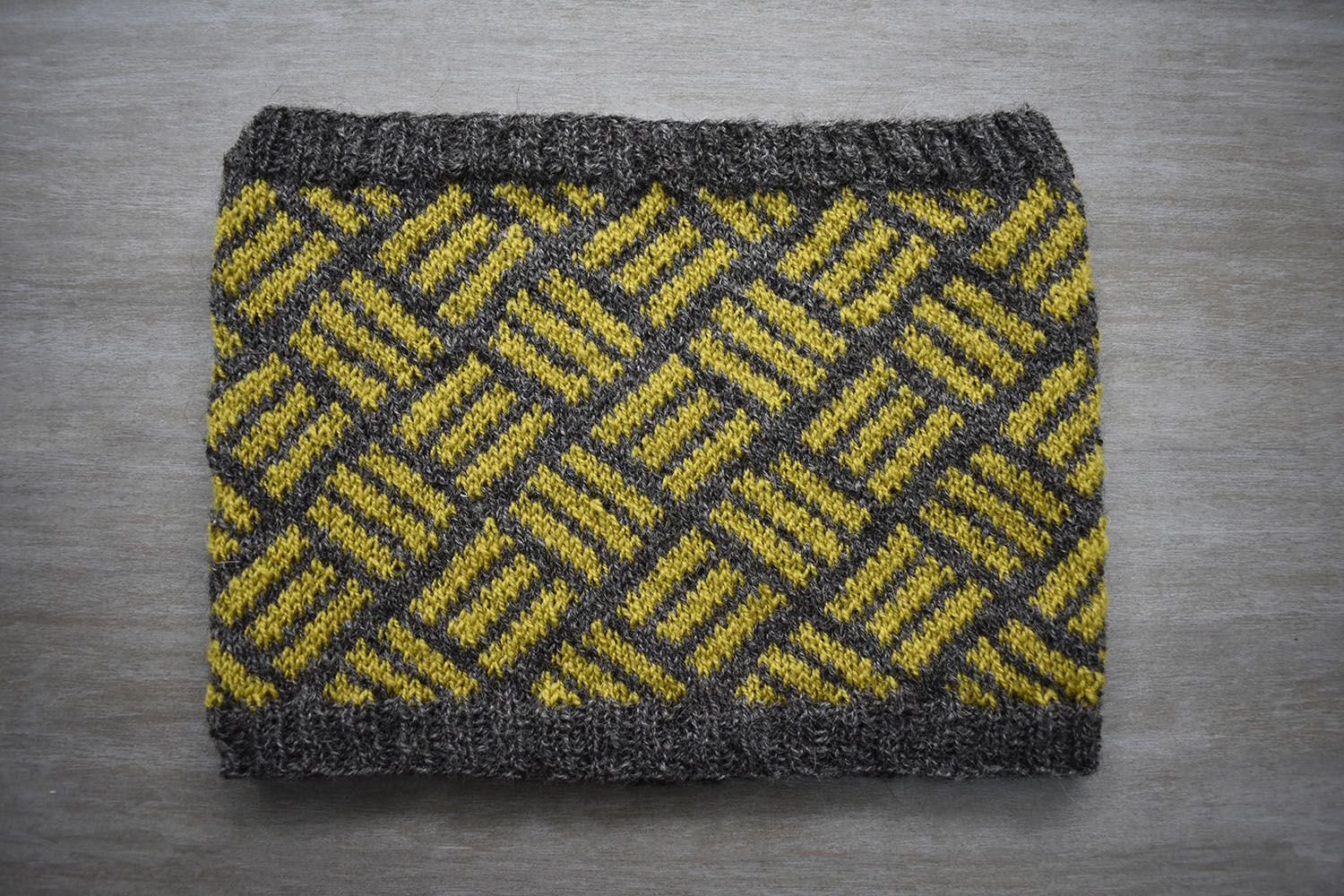 Rúmil cowl pattern by Dots Dabbles